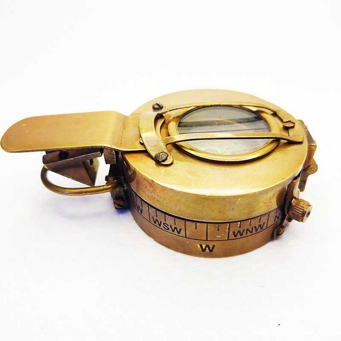 Компас от масивен бронз.