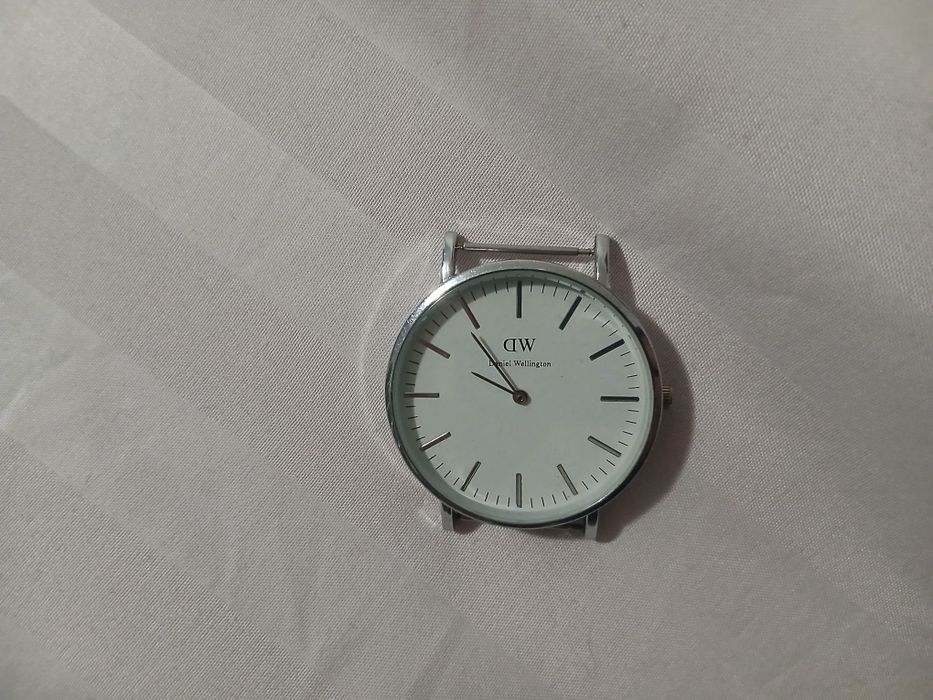 Daniel Wellington argintiu.