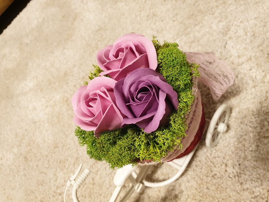 Decoratiune din trandafiri de săpun și licheni