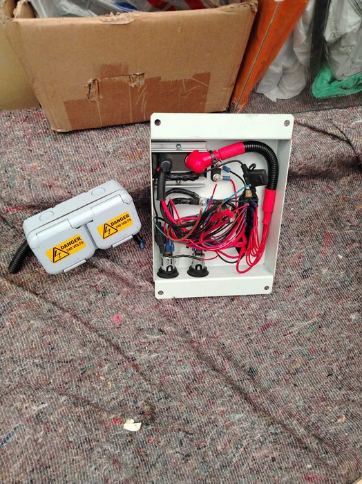 Продавам цялостна, професионално изградена захранваща система. Подходяща за каравани, кемпери, лодки или вили извън мрежата.