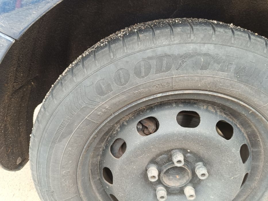 Vând geante de tabla pe 15 pt Ford focus cu tot cu cauciucuri de vară