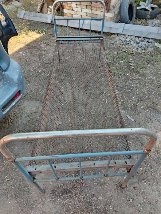 Кровать железная.