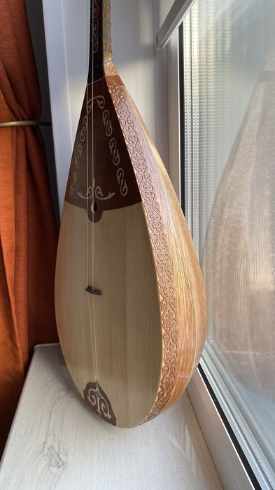 Продается Домбра из красного дерева