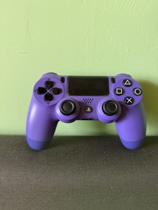 Продавам този PS4pro в много добро състояниe!