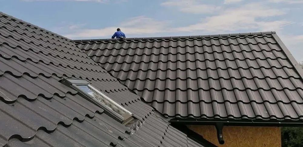 Reparatii acoperisuri montaj tigla metalica dulgherie hidroizolatii