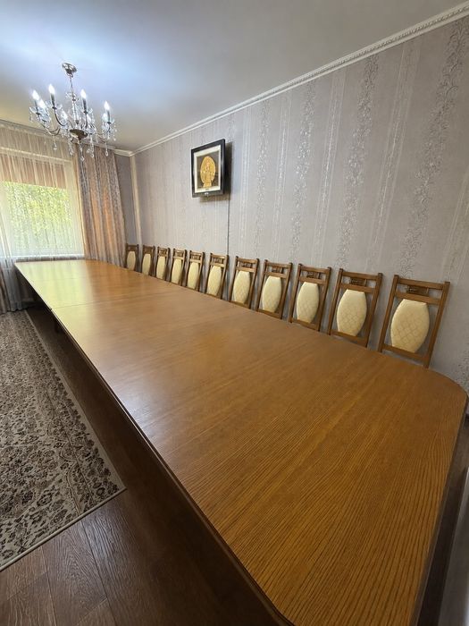 Большой стол в компклекте.