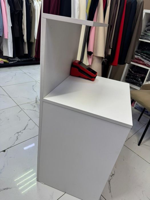 Стол, рецепшин для магазина