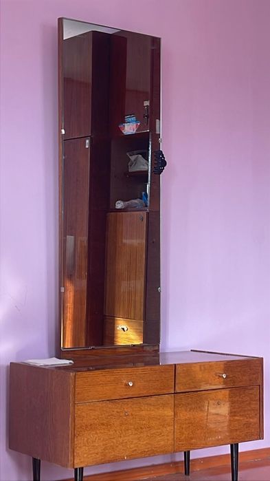 Трюмо с зеркалом, и шефоньер