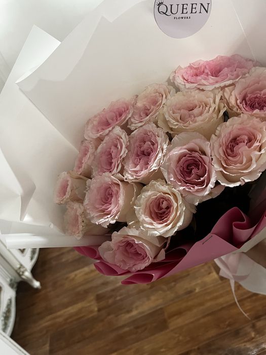 Цветы срочно продаются белые розовые красные