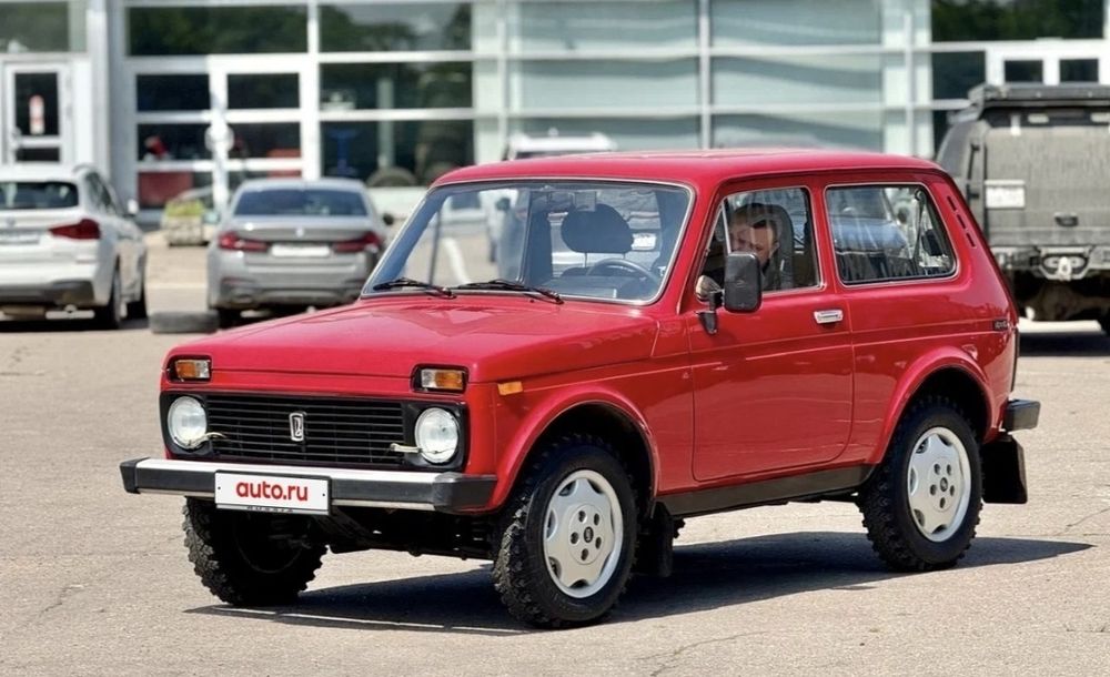 Автомобиль внедорожник Нива 4х4 2121