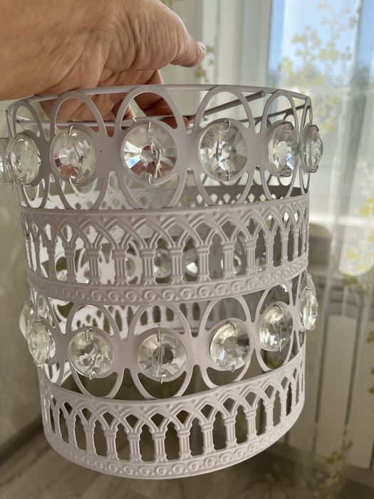 Срочно люстра белая