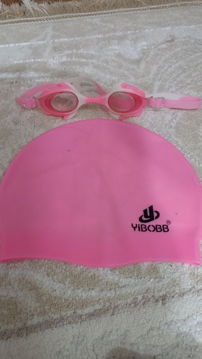 Шапка и очки для плавания