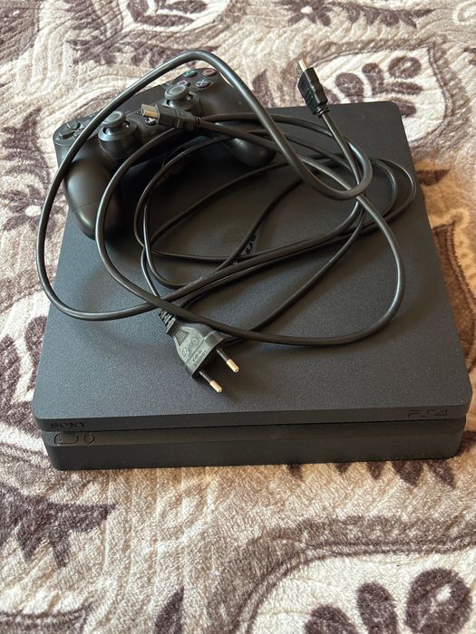 Продавам PS4 Slim с джойстик, всички кабели и игри, включително FIFA 26. Работи перфектно, готов за игра Пиша на лично.