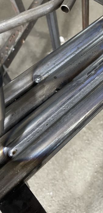 РОБОТ ЗА ЗАВАРЯВАНЕ, Заваръчен робот за метални изделия, MIG MAG TIG