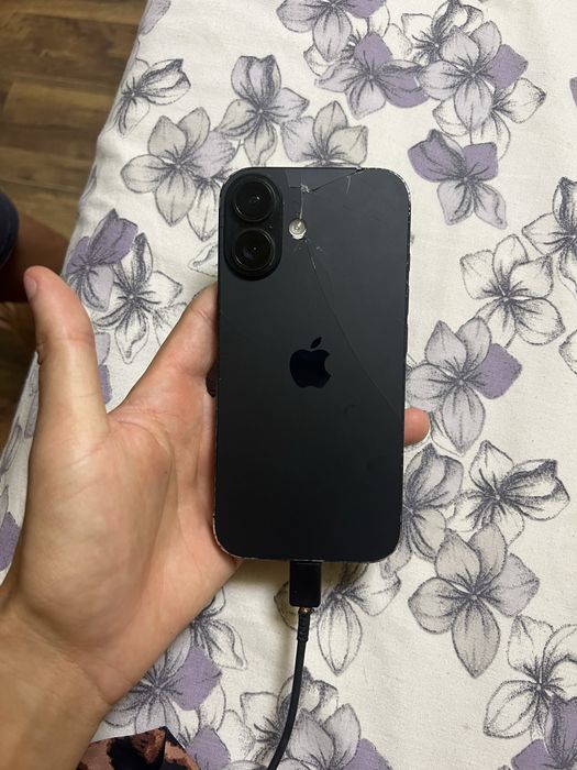 Vand iPhone 16 Spart pe spate. Prin curier trimit doar cu avans inainte
