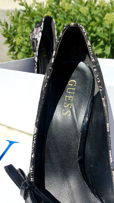 Pantofi eleganți GUESS, dantelă neagră