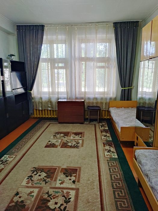 Сдам 1,5-ку на1 эт/3. На длит. срок.Семье или 2-м девушкам.Предоплата.