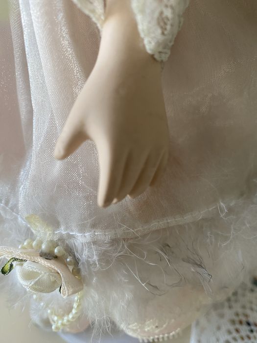 Фарфоровая кукла