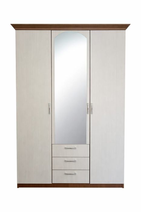 Продам трехдверный распашной шкаф