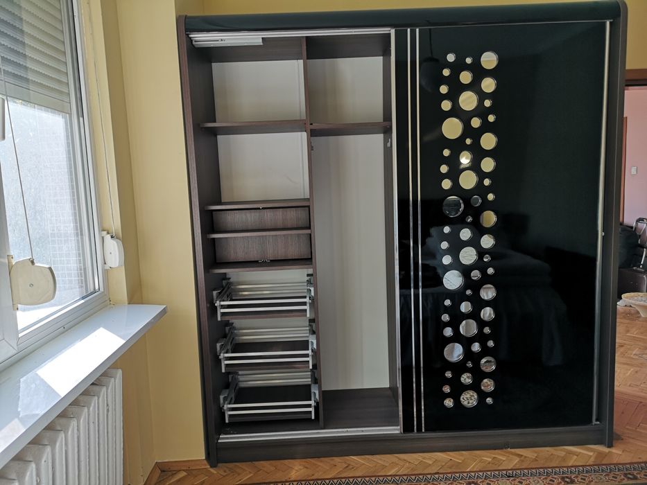 Продавам гардероб с плъзгащи врати