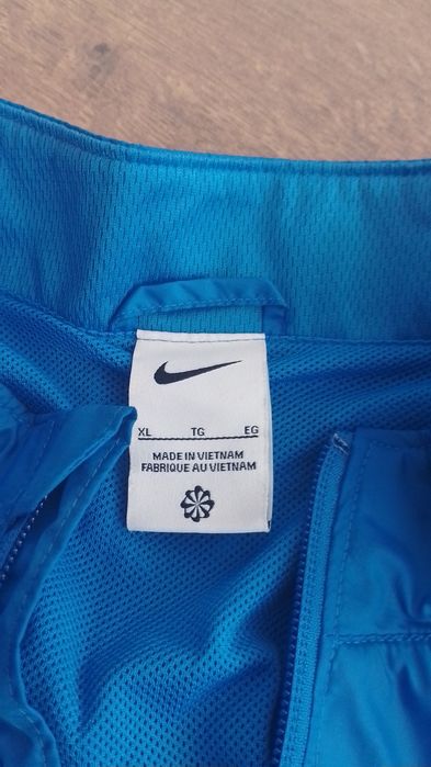 Чисто нова ветровка Nike