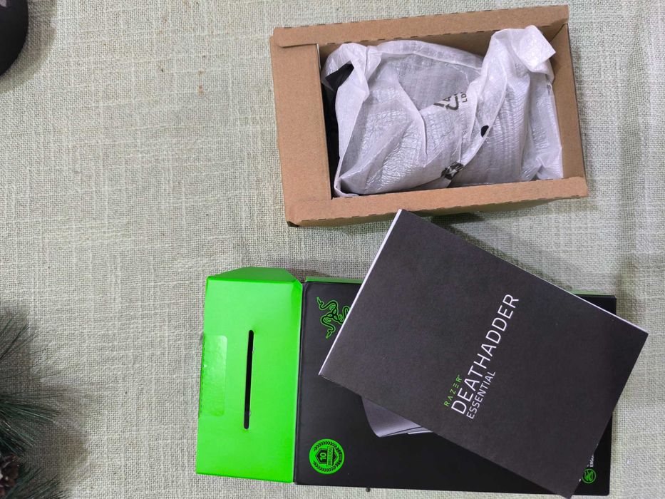 Геймърска мишка Razer DeathAdder Essential, черен