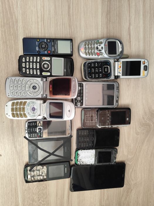 Старые мобильные телефоны всё за 10тыс