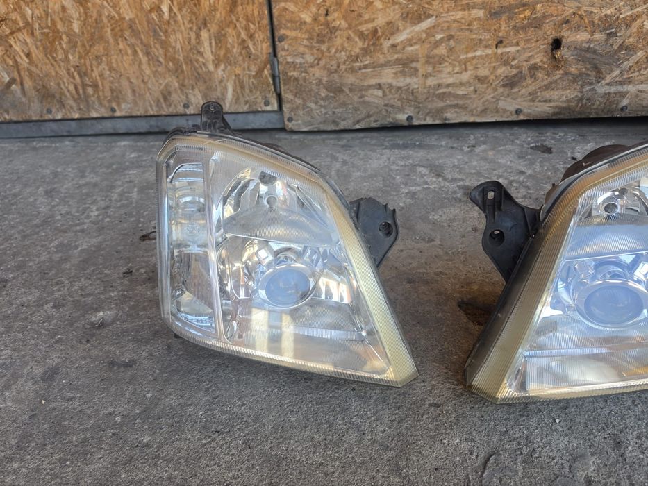 Faruri Opel Meriva cu xenon.