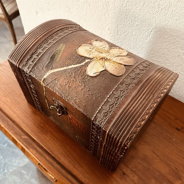 Декоративен дървен сандък + 2 винтидж бокала