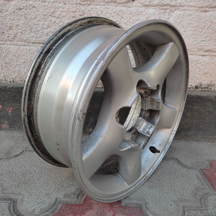 Продам диск шести дырый R15