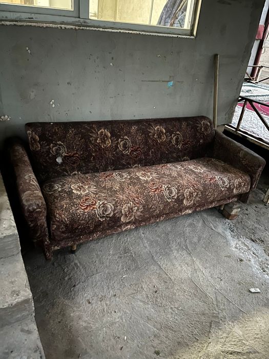 Диван в среднем состояние