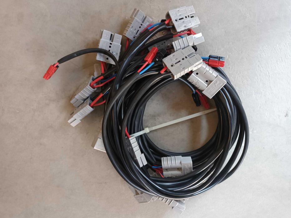 10 броя кабели 2,5mm²  за паралелно свързване на акумулатори