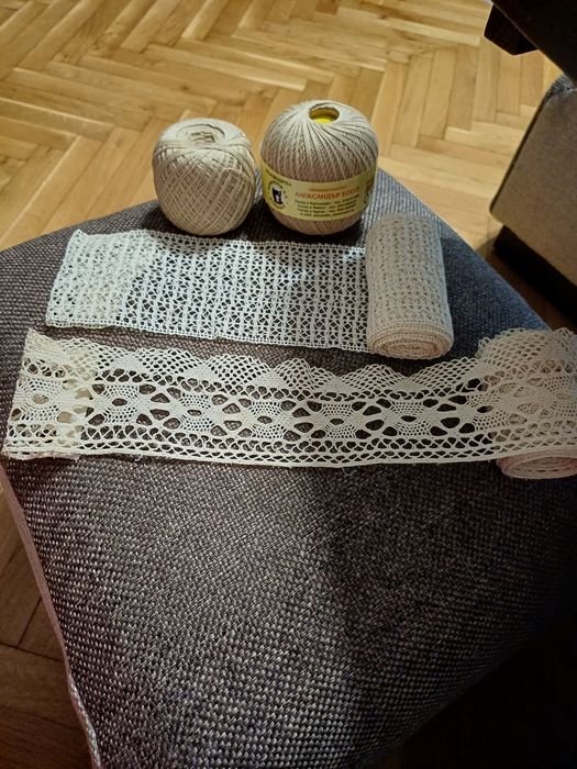 Дантела плетена на една кука.Едната е 2м ,а другата е 2.20м.