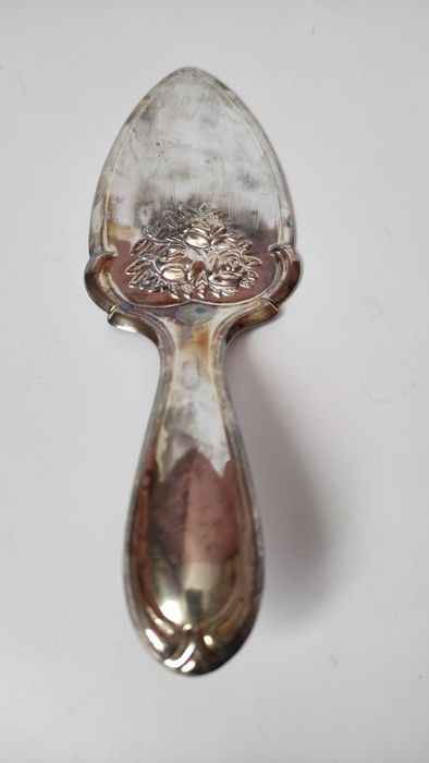 Посребрена шпатула за сервиране с релефни рози нова,в кутия