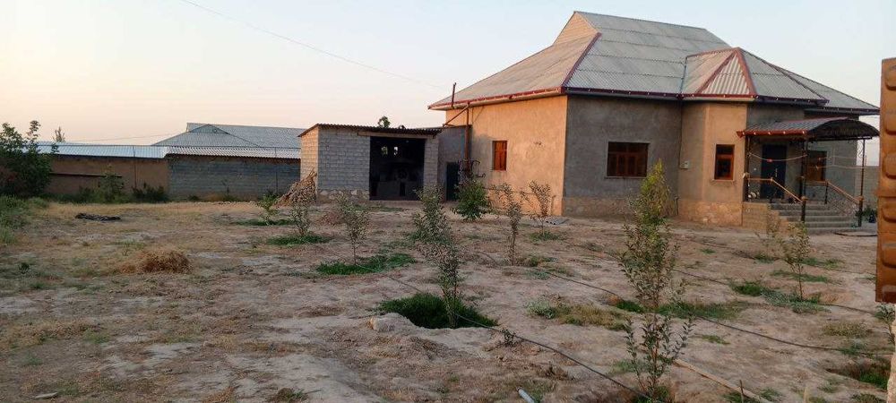 Уй сотилади ер майдони  40 сотих, сув, газ, тук бор