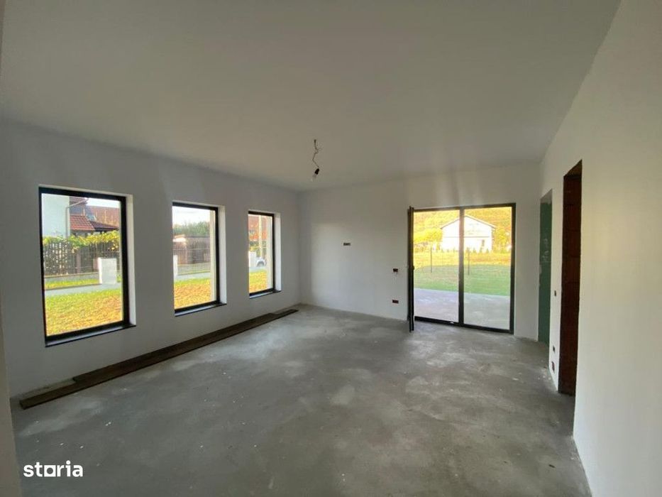 Vanzare - Casa in stil mediteranian cu garaj si 7 ari de teren (7439)