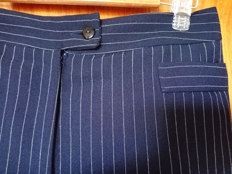 Дамски костюм с дълъг блейзър, елек и панталон