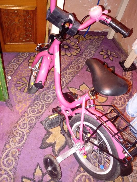 Bicicleta de fetițe noua aproape  nu e folosita nu asigur transport