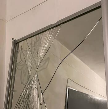 Замена зеркала шкафа установка