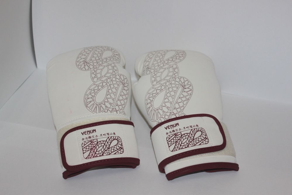 Боксерские перчатки Venum