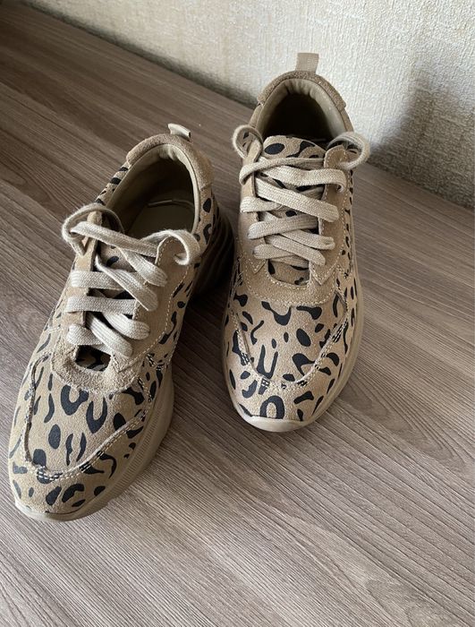 Продам новые кроссовки