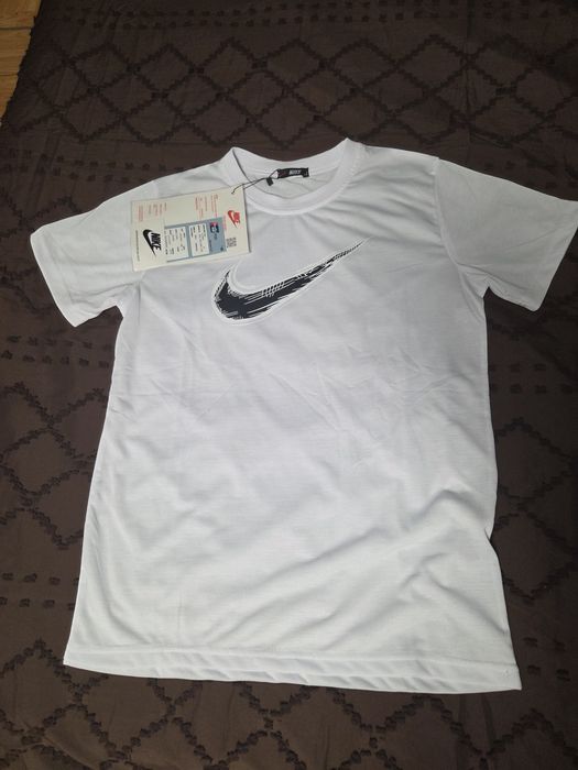 tricou nou nike  cu eticheta
