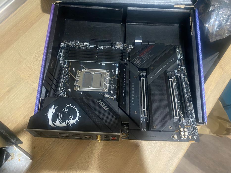 ТОП ОФЕРТА продавам дънна платка MPG X670E CARBON WIFI+ комплекта