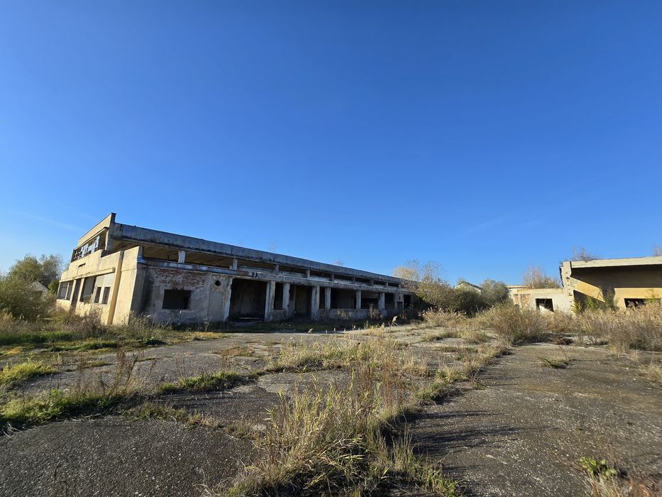 Teren industrial și clădiri