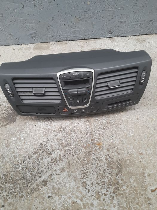 Grila Gentrala Ventilație Dirijare Aer Bord Renault Laguna III 3