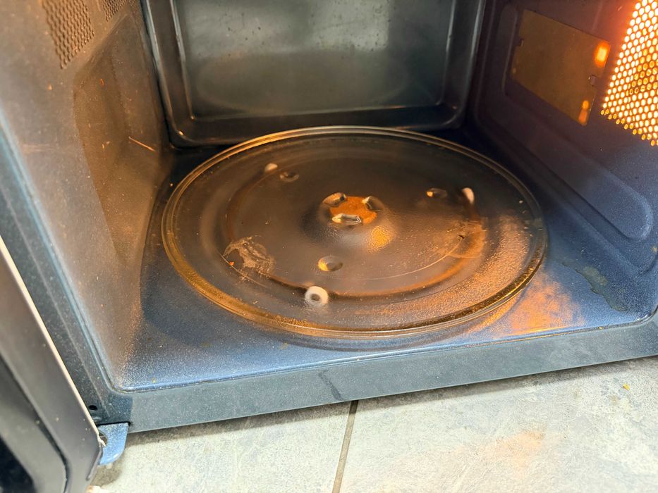 Микровълнова фурна Samsung  с грил , 850 W, 23 Литри