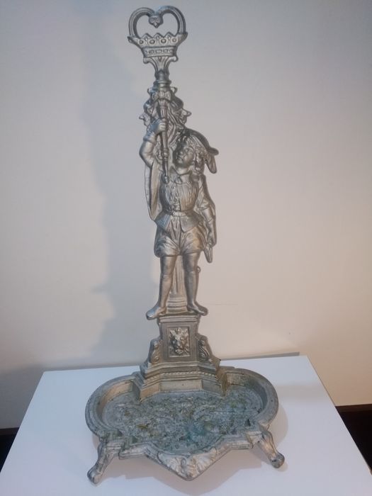 Veche decoratiune din aluminiu