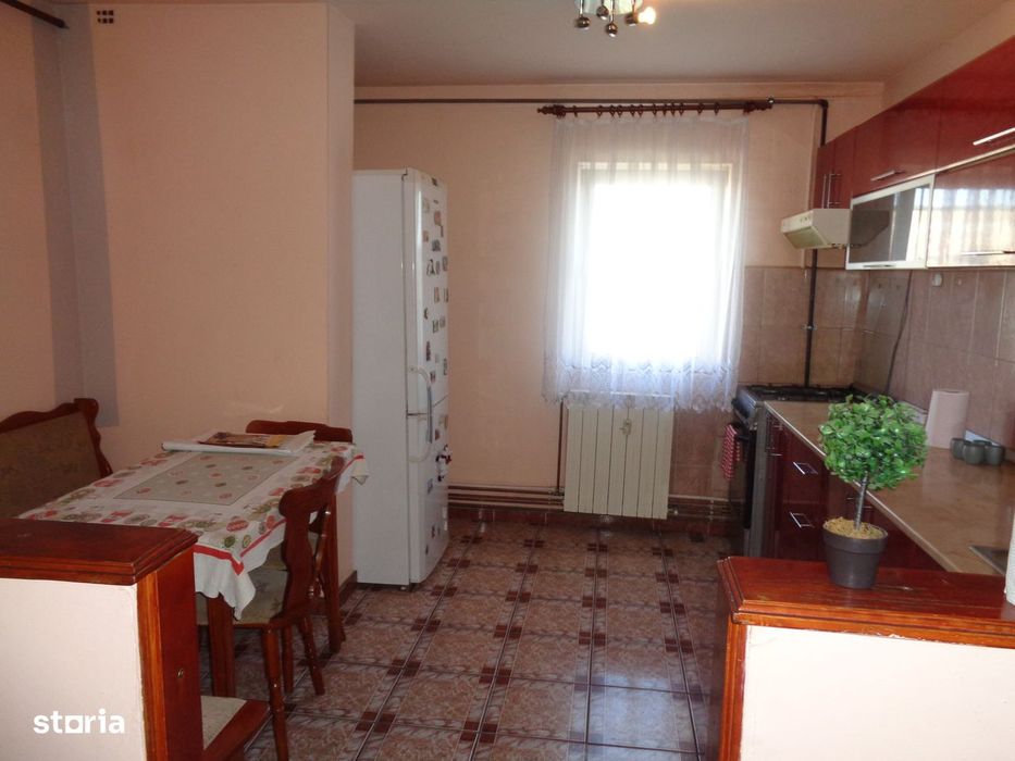 Apartament 2 camere, termoteca, geam la baie, bucatarie spatioasa