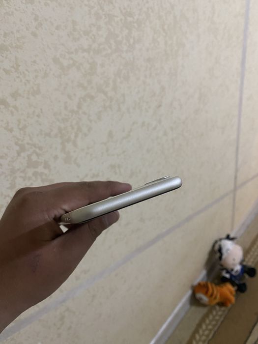 Белый Айфон 11..