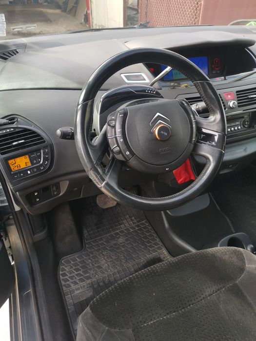 Продавам ситроен с 4 пикасо. 2000кубика турбо дизел, 136 кс.